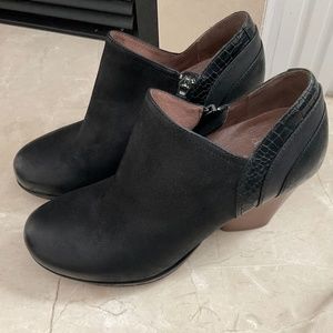 Dansko women’s black leather boot